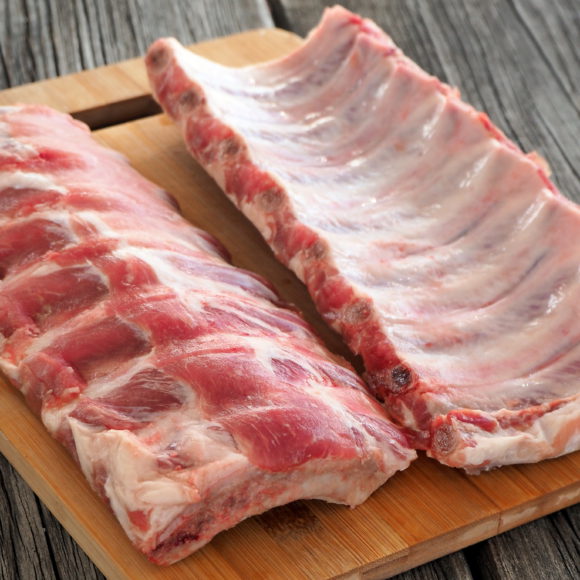raw pork ribs grilling roasting cutting board old wooden table 580x580